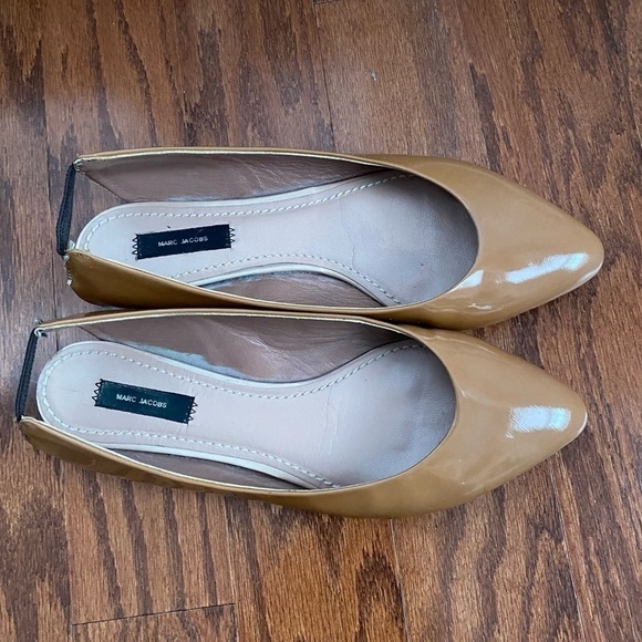 Marc Jacobs Tan Patent Leather Elastic Back Flats, size 38 - Picture 2 of 11